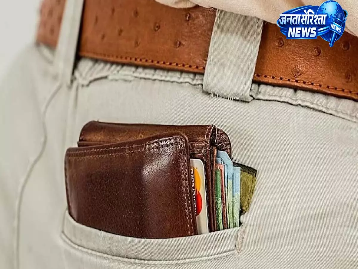 पर्स में पैसे के अलावा क्या रखें और क्या न रखें? Wallet Vastu टिप्स पर्स में पैसे के अलावा क्या रखें और क्या न रखें? Wallet Vastu टिप्स