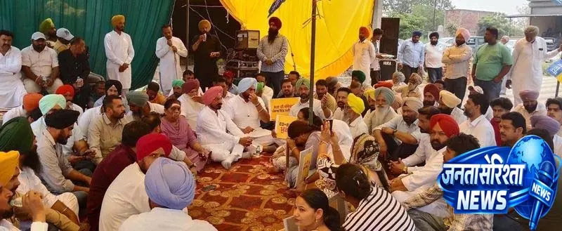 Chandigarh: ईडी की छापेमारी के खिलाफ विरोध प्रदर्शन तेज Chandigarh: ईडी की छापेमारी के खिलाफ विरोध प्रदर्शन तेज