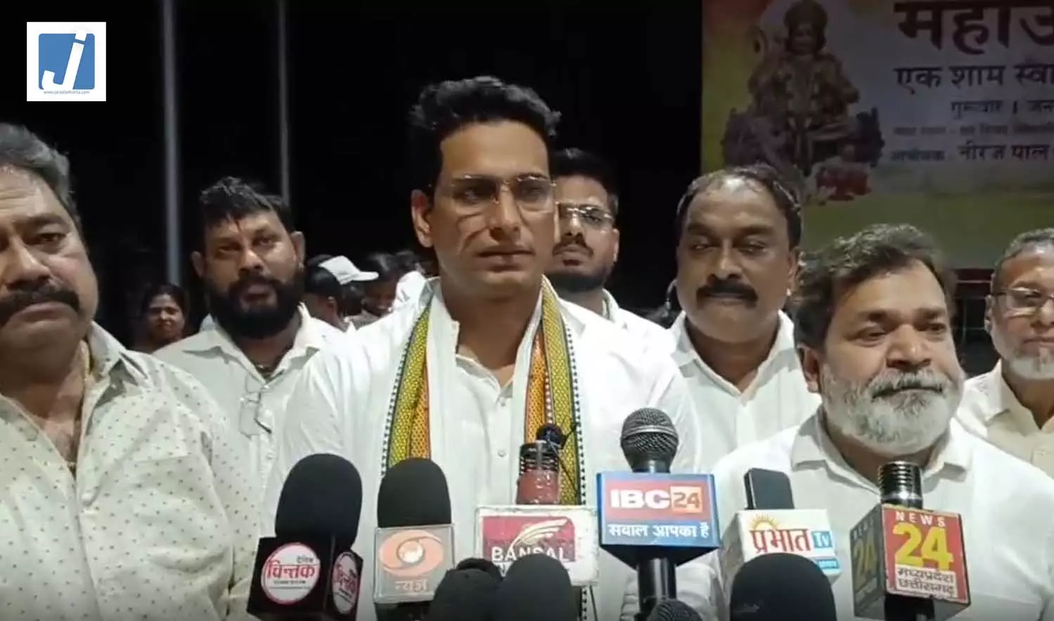 कांग्रेस विधायक समेत 17 पर FIR, मंत्री के बेटे की शिकायत पर बड़ी कार्रवाई कांग्रेस विधायक समेत 17 पर FIR, मंत्री के बेटे की शिकायत पर बड़ी कार्रवाई