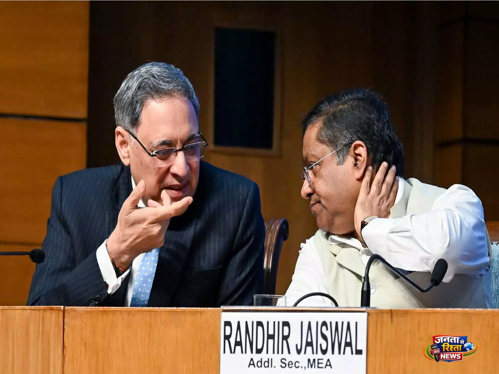 पश्चिम एशिया तनाव के बीच MEA का 24 घंटे कंट्रोल रूम सक्रिय, ईरान से 2,549 भारतीय निकाले गए पश्चिम एशिया तनाव के बीच MEA का 24 घंटे कंट्रोल रूम सक्रिय, ईरान से 2,549 भारतीय निकाले गए