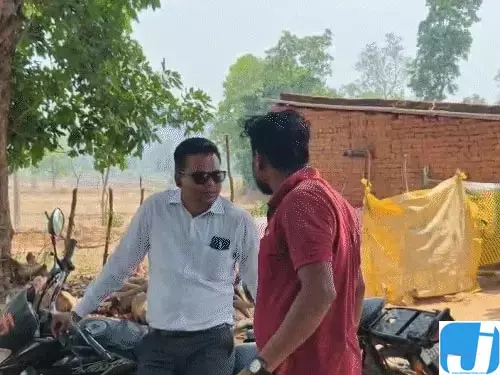 जमीन सीमांकन पर बवाल, RI-पटवारी को बनाया बंधक, रिश्वत के आरोप जमीन सीमांकन पर बवाल, RI-पटवारी को बनाया बंधक, रिश्वत के आरोप