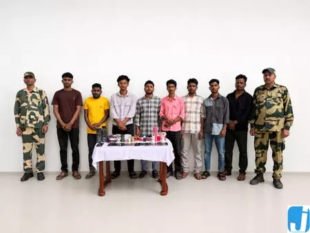 बीएसएफ की बड़ी कार्रवाई, एक भारतीय समेत 7 बांग्लादेशी नागरिक गिरफ्तार बीएसएफ की बड़ी कार्रवाई, एक भारतीय समेत 7 बांग्लादेशी नागरिक गिरफ्तार