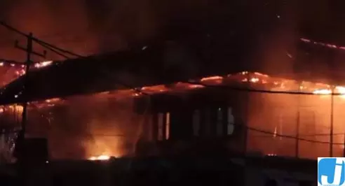 रिहायशी-सह-शॉपिंग कॉम्प्लेक्स में भीषण आग, देखे Video रिहायशी-सह-शॉपिंग कॉम्प्लेक्स में भीषण आग, देखे Video