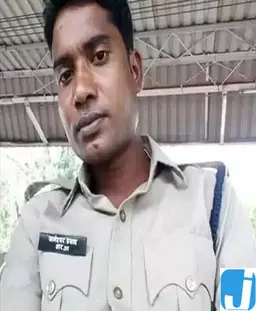 चुनाव ड्यूटी से लौटे CAF जवान ने फांसी लगाकर की आत्महत्या चुनाव ड्यूटी से लौटे CAF जवान ने फांसी लगाकर की आत्महत्या