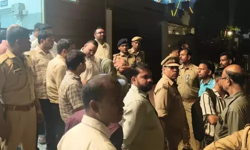 लाश को 15 घंटे तक रखकर परिजनों ने किया हंगामा, पुलिस की भी नहीं सुनी और करने लगे हमले लाश को 15 घंटे तक रखकर परिजनों ने किया हंगामा, पुलिस की भी नहीं सुनी और करने लगे हमले