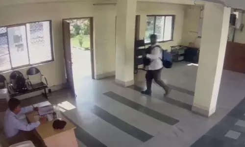 हॉस्टल से 15 लैपटॉप चोरी, CCTV में नजर आया चोर, तलाश कर रही पुलिस हॉस्टल से 15 लैपटॉप चोरी, CCTV में नजर आया चोर, तलाश कर रही पुलिस