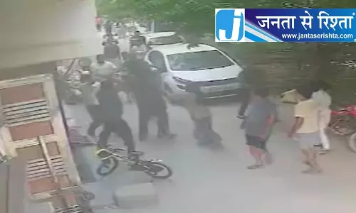 स्कूटी पार्किंग का मेटर, पड़ोसियों के बीच हुई हाथापाई स्कूटी पार्किंग का मेटर, पड़ोसियों के बीच हुई हाथापाई