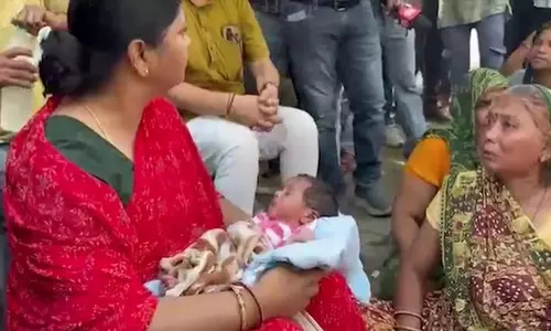 डॉक्टरों की गलती ने मां को छिना, नवजात को गोद में लेकर धरने में बैठे परिजन डॉक्टरों की गलती ने मां को छिना, नवजात को गोद में लेकर धरने में बैठे परिजन