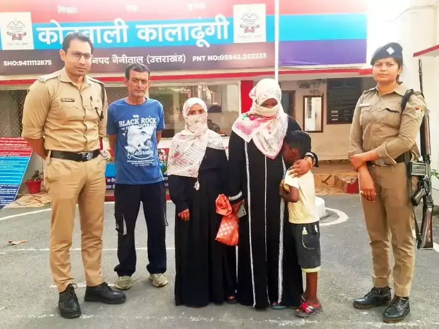Nainital: पुलिस ने लापता परिवार को सुरक्षित ढूंढ निकाला Nainital: पुलिस ने लापता परिवार को सुरक्षित ढूंढ निकाला