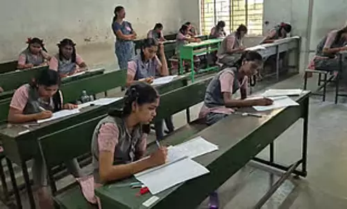 Tamil Nadu : सरकारी स्कूलों में खाली टीचिंग पदों का डेटा जुटाने का आदेश Tamil Nadu : सरकारी स्कूलों में खाली टीचिंग पदों का डेटा जुटाने का आदेश