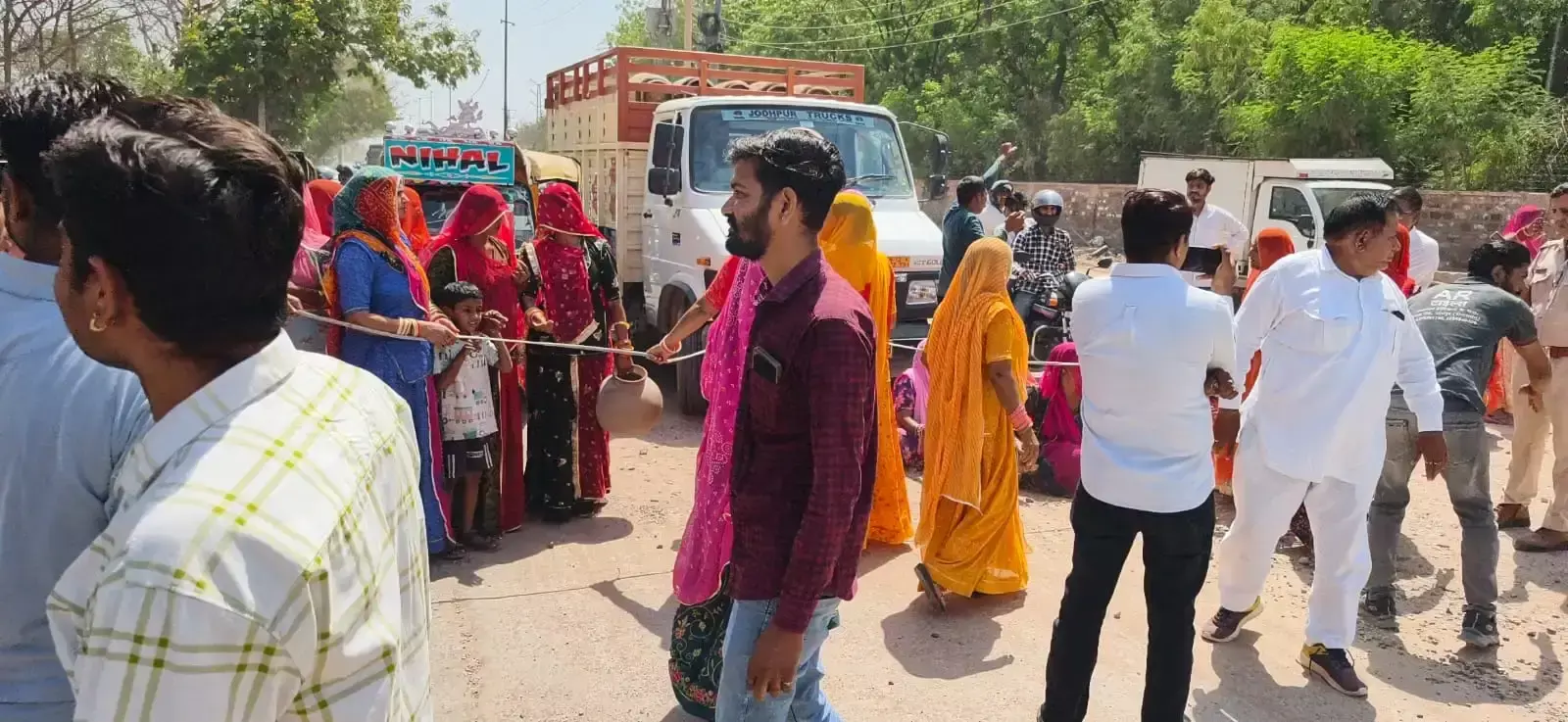 Jodhpur: पानी की समस्या पर लोगों ने लगाया जाम Jodhpur: पानी की समस्या पर लोगों ने लगाया जाम