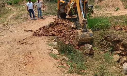 Aravalli में गांव वालों का सड़क खुदाई अभियान Aravalli में गांव वालों का सड़क खुदाई अभियान