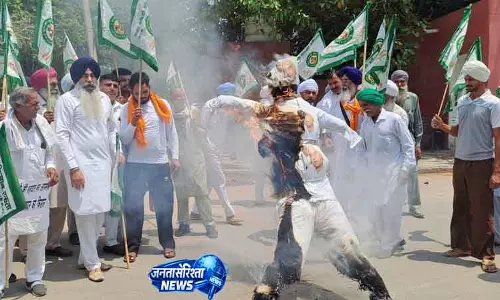Sirsa: किसानों ने हुड्डा का पुतला फूंक कर जताया विरोध