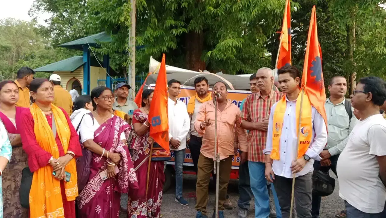 Kolkata: विरोध प्रदर्शन में बड़ी संख्या में लोग शामिल Kolkata: विरोध प्रदर्शन में बड़ी संख्या में लोग शामिल