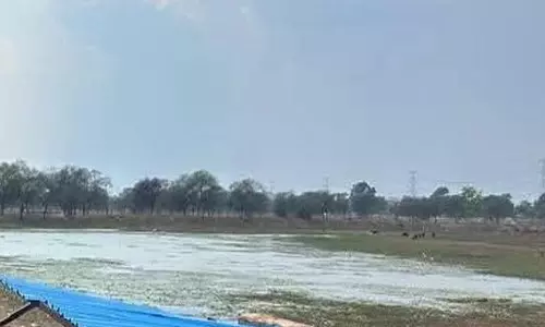 तालाब किनारे चला बुलडोजर, अतिक्रमण मुफ्त