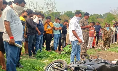 पत्थर से सिर कुचलकर युवक की हत्या, झाड़ियों से मिला शव पत्थर से सिर कुचलकर युवक की हत्या, झाड़ियों से मिला शव