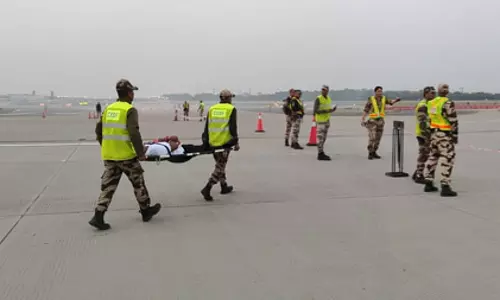 आईजीआई हवाई अड्डे पर चला अग्नि चक्र, विमान हादसे के बाद बचाव की तैयारियां जांची गईं आईजीआई हवाई अड्डे पर चला अग्नि चक्र, विमान हादसे के बाद बचाव की तैयारियां जांची गईं