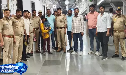 प्रयागराज स्टेशन पर GRP ने 3 घंटे में मासूम को पिता से मिलवाया प्रयागराज स्टेशन पर GRP ने 3 घंटे में मासूम को पिता से मिलवाया