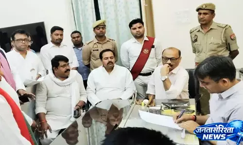 Varanasi : सपा प्रतिनिधिमंडल ने डीएम से मिलकर उठाए बुलडोजर और किसान मुद्दे