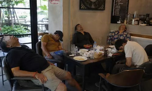 कैफे में रहस्यमयी घटना, भारतीय पर्यटक की मौत