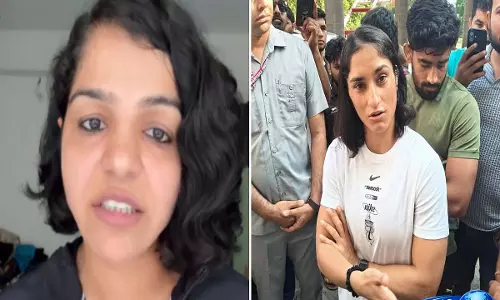 साक्षी मलिक ने WFI पर निशाना साधा, विनेश फोगट की वापसी में रुकावट पर PM और खेल मंत्री से मदद मांगी - VIDEO साक्षी मलिक ने WFI पर निशाना साधा, विनेश फोगट की वापसी में रुकावट पर PM और खेल मंत्री से मदद मांगी - VIDEO
