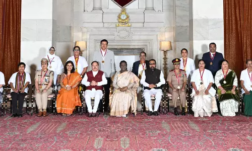 राष्ट्रपति मुर्मु ने नर्सिंग कर्मियों को राष्ट्रीय फ्लोरेंस नाइटिंगेल पुरस्कार से किया सम्मानित राष्ट्रपति मुर्मु ने नर्सिंग कर्मियों को राष्ट्रीय फ्लोरेंस नाइटिंगेल पुरस्कार से किया सम्मानित