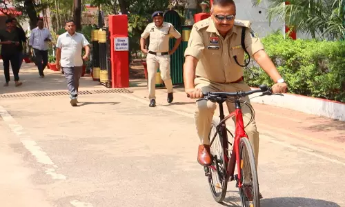 साइकिल से ऑफिस पहुंच रहे एसपी साहब, PM मोदी की अपील का असर