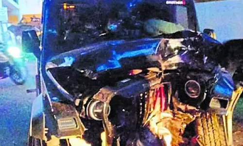 Karnataka : सड़क हादसा, थार जीप पेड़ से टकराई, 5 लोग गंभीर रूप से घायल Karnataka : सड़क हादसा, थार जीप पेड़ से टकराई, 5 लोग गंभीर रूप से घायल