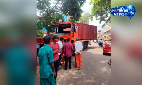 Kerala : मुथोली-कवाला हाईवे पर कंटेनर लॉरी का भीषण हादसा Kerala : मुथोली-कवाला हाईवे पर कंटेनर लॉरी का भीषण हादसा