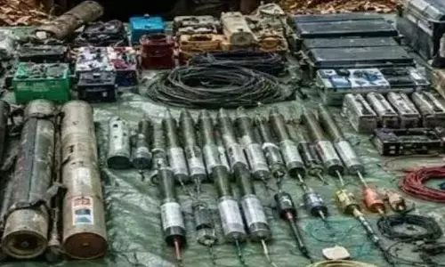 1 करोड़ कैश और विस्फोटक जब्त, नारायणपुर-महाराष्ट्र बॉर्डर में छिपाया था नक्सलियों ने 1 करोड़ कैश और विस्फोटक जब्त, नारायणपुर-महाराष्ट्र बॉर्डर में छिपाया था नक्सलियों ने