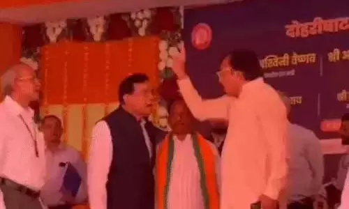 मंत्री और सांसद मंच में ही भिड़ गए, पुलिस अफसर ने कराया शांत मंत्री और सांसद मंच में ही भिड़ गए, पुलिस अफसर ने कराया शांत