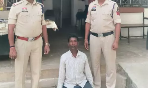 रिश्तेदार ने शराब लेने भेजा शख्स को, उनकी पत्नी के साथ किया रेप रिश्तेदार ने शराब लेने भेजा शख्स को, उनकी पत्नी के साथ किया रेप
