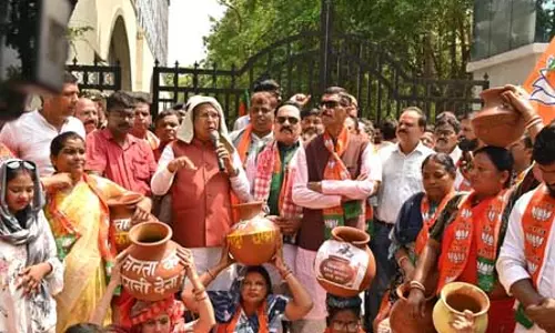 रांची : बिजली-पानी संकट के खिलाफ भाजपा का हल्ला बोल रांची : बिजली-पानी संकट के खिलाफ भाजपा का हल्ला बोल