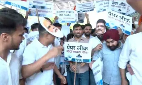 NEET यूजी 2026 पेपर लीक पर परीक्षार्थियों में भारी आक्रोश NEET यूजी 2026 पेपर लीक पर परीक्षार्थियों में भारी आक्रोश