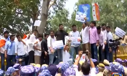 पेपर लीक के आरोपों के कारण NEET परीक्षा रद्द होने के बाद NSUI ने विरोध प्रदर्शन किया पेपर लीक के आरोपों के कारण NEET परीक्षा रद्द होने के बाद NSUI ने विरोध प्रदर्शन किया