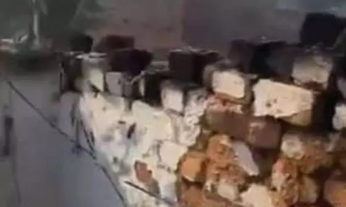 घर उड़ गया सिलेंडर फटने से Video, दो महिला पुरुष और बच्चे की मौत घर उड़ गया सिलेंडर फटने से Video, दो महिला पुरुष और बच्चे की मौत