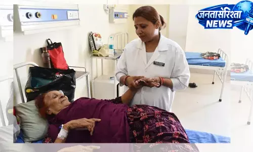 मरीजों की सेवा में समर्पित GNM प्रिया कुमारी, बीमारी के बाद फिर लौटी ड्यूटी पर मरीजों की सेवा में समर्पित GNM प्रिया कुमारी, बीमारी के बाद फिर लौटी ड्यूटी पर