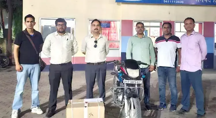 Haridwar: एसटीएफ की छापेमारी में भारी बरामदगी, 18 हजार कैप्सूल की बरामदगी से हड़कंप Haridwar: एसटीएफ की छापेमारी में भारी बरामदगी, 18 हजार कैप्सूल की बरामदगी से हड़कंप