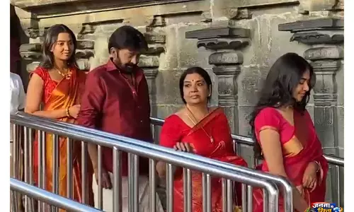Actress जीविता ने परिवार के साथ श्री वेंकटेश्वर स्वामी मंदिर जाकर की पूजा-अर्चना Actress जीविता ने परिवार के साथ श्री वेंकटेश्वर स्वामी मंदिर जाकर की पूजा-अर्चना