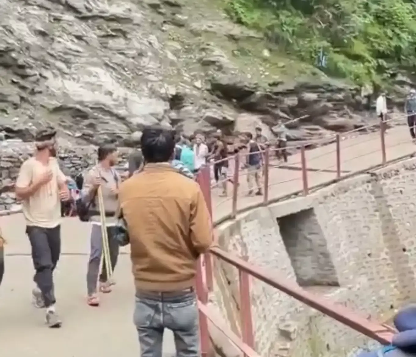 Dehradun: केदारनाथ धाम पैदल मार्ग पर घोड़ा संचालकों में मारपीट Dehradun: केदारनाथ धाम पैदल मार्ग पर घोड़ा संचालकों में मारपीट