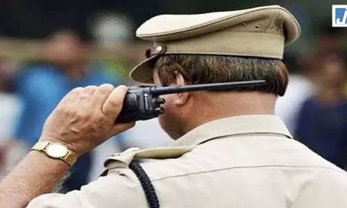 दबंगों का आतंक, मामूली विवाद में परिवार पर लाठी-डंडों से हमला, पुलिस ने दोनों पक्ष के चार को किया गिरफ्तार दबंगों का आतंक, मामूली विवाद में परिवार पर लाठी-डंडों से हमला, पुलिस ने दोनों पक्ष के चार को किया गिरफ्तार