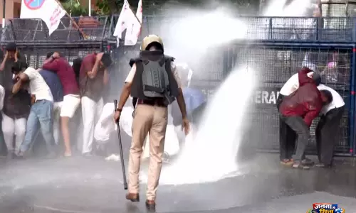 केरल में NEET-UG कैंसिलेशन के विरोध में SFI ने बैरिकेड्स तोड़े, CAG ऑफिस में घुसे केरल में NEET-UG कैंसिलेशन के विरोध में SFI ने बैरिकेड्स तोड़े, CAG ऑफिस में घुसे