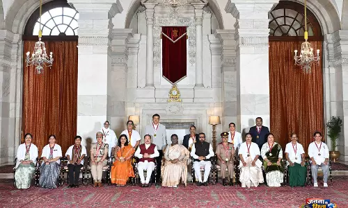 President द्रौपदी मुर्मू ने 15 नर्सिंग प्रोफेशनल्स को नेशनल फ्लोरेंस नाइटिंगेल अवॉर्ड्स दिए President द्रौपदी मुर्मू ने 15 नर्सिंग प्रोफेशनल्स को नेशनल फ्लोरेंस नाइटिंगेल अवॉर्ड्स दिए
