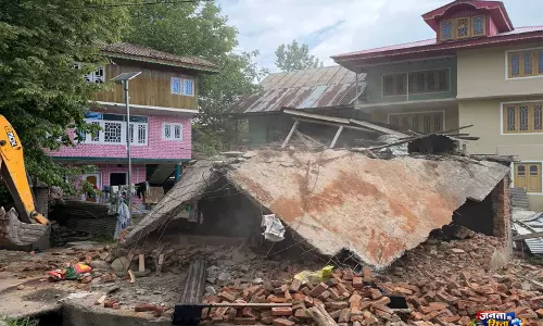 J-K: कुलगाम पुलिस ने क्राइम की जड़ों पर किया हमला, दौलताबाद में ड्रग पेडलर्स की गैर-कानूनी दुकानें जमींदोज