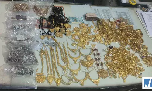 रायपुर के लक्ष्य ज्वेलर्स में चोरी का पुलिस ने किया खुलासा, 300 से ज्यादा CCTV फुटेज खंगालकर मिली सफलता रायपुर के लक्ष्य ज्वेलर्स में चोरी का पुलिस ने किया खुलासा, 300 से ज्यादा CCTV फुटेज खंगालकर मिली सफलता