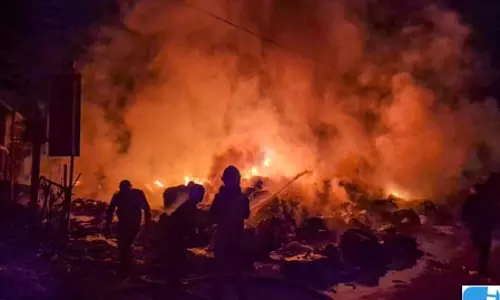 चार मंजिला इमारत में आग से मचा हड़कंप, दो की मौत चार मंजिला इमारत में आग से मचा हड़कंप, दो की मौत