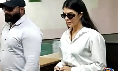 Actress जैकलीन फर्नांडिस ने मनी लॉन्ड्रिंग केस में सरकारी गवाह बनने की अर्जी ले ली वापस Actress जैकलीन फर्नांडिस ने मनी लॉन्ड्रिंग केस में सरकारी गवाह बनने की अर्जी ले ली वापस