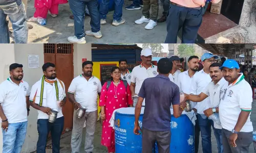 रायपुर रेलवे स्टेशन पर “मिशन गर्मी से राहत” अभियान, यात्रियों को बांटा शीतल पेयजल और रसना रायपुर रेलवे स्टेशन पर “मिशन गर्मी से राहत” अभियान, यात्रियों को बांटा शीतल पेयजल और रसना