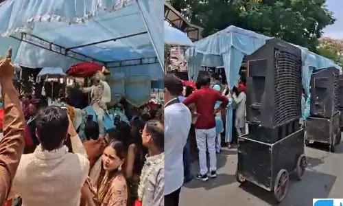 43 डिग्री की गर्मी में निकली ‘कूलर बारात’, 20 जंबो कूलरों के बीच जमकर नाचे बाराती 43 डिग्री की गर्मी में निकली ‘कूलर बारात’, 20 जंबो कूलरों के बीच जमकर नाचे बाराती