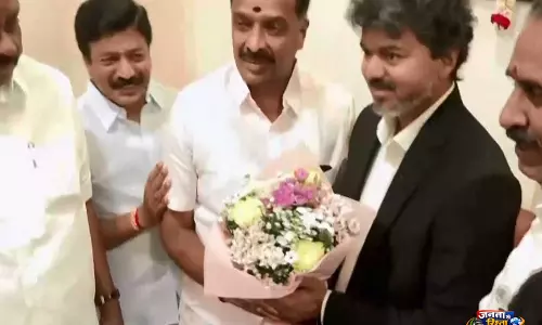 फ्लोर टेस्ट से पहले, पार्टी टूटने की अटकलों के बीच तमिलनाडु के सीएम विजय ने AIADMK MLA षणमुगम से मुलाकात की फ्लोर टेस्ट से पहले, पार्टी टूटने की अटकलों के बीच तमिलनाडु के सीएम विजय ने AIADMK MLA षणमुगम से मुलाकात की